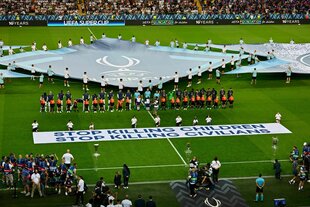 Die Spieler stellen sich vor dem UEFA-Supercup-Fußballspiel zwischen Paris Saint-Germain und Tottenham Hotspur in Udine, Italien, auf