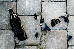 Zerbrochene Bierflasche auf dem Pflaster
