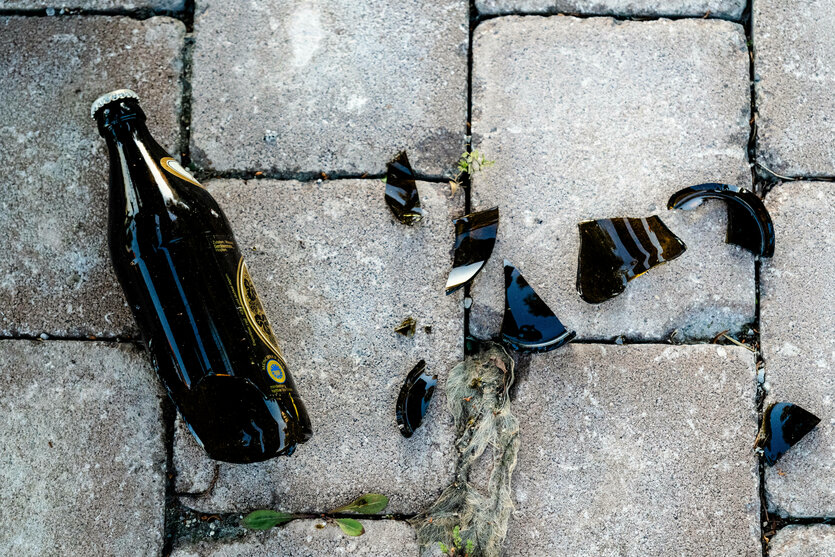 Zerbrochene Bierflasche auf dem Pflaster
