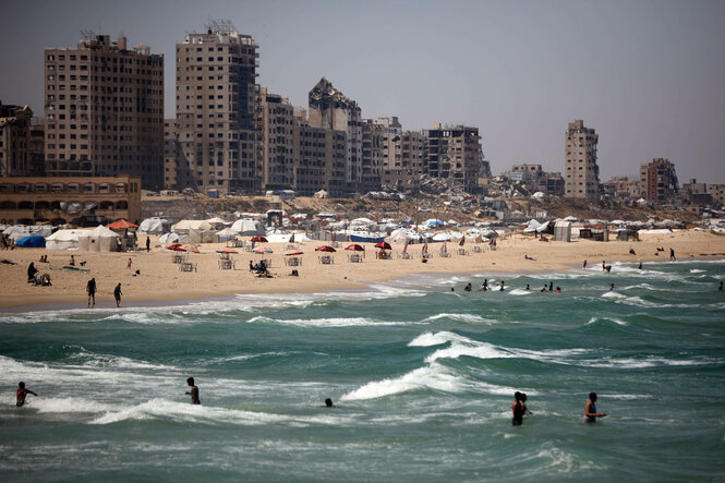 Zelte an einem Strand in Gaza.
