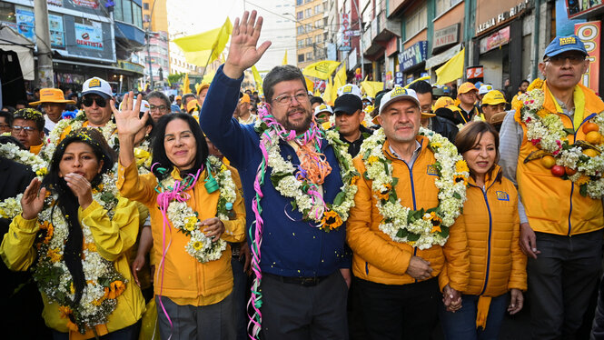 Mehrere Menschen mit Samuel Doria Medina auf einer Demonstration.