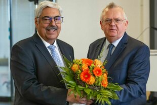 Bremerhavens Oberbürgermeister Melf Grantz (SPD) und Bürgermeister und Kämmerer Torsten Neuhoff mit einem Blumenstrauß im Juni 2024