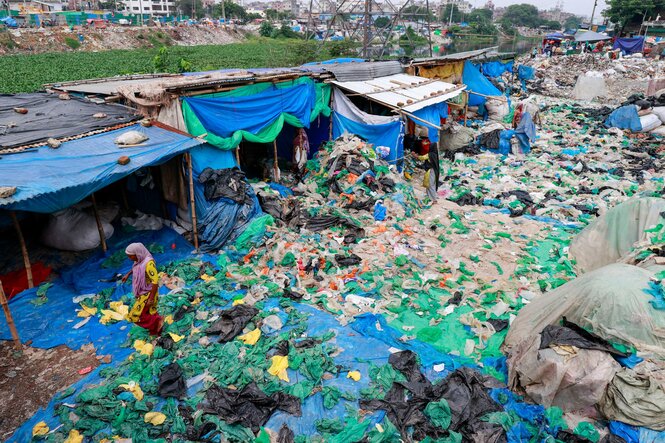 Arbeiterinnen sortieren und trocknen gebrauchte Plastiktüten, nachdem sie sie in einer informellen Recyclinganlage in Dhaka, Bangladesch, gewaschen haben.