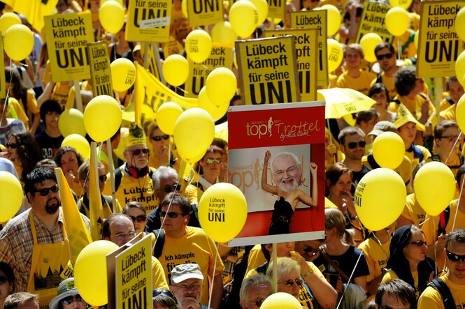 Ein Meer von Menschen in Gelb mit gelben Luftballons wehrt sich gegen die angekündigte Schließung der Uni Lübeck