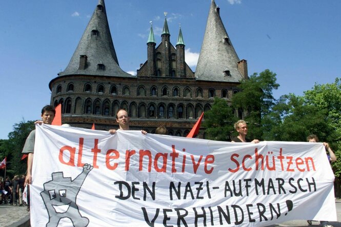 Ein Banner vor dem Holstentor ruft dazu auf, sich einem NPD-Aufmarsch durch Lübeck entgegenzustellen