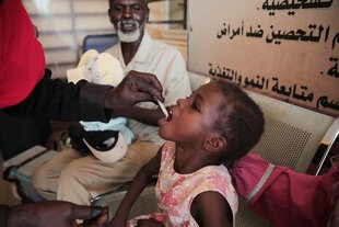 Ein Mädchen erhält eine orale Cholera-Impfung