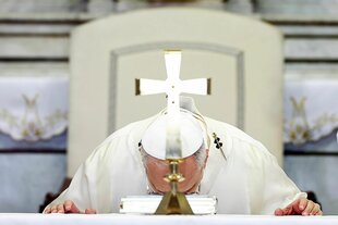 Papst Leo verneigt sich vor einem Kreuz