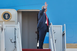 US-Präsident Donald Trump winkt, bevor er an Bord der Air Force One geht.