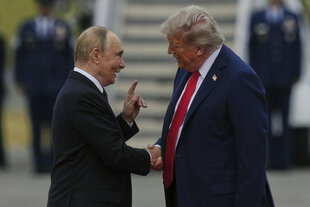 US-Präsident Donald Trump begrüßt den russischen Präsidenten Wladimir Putin auf der Joint Base Elmendorf-Richardson in Alaska