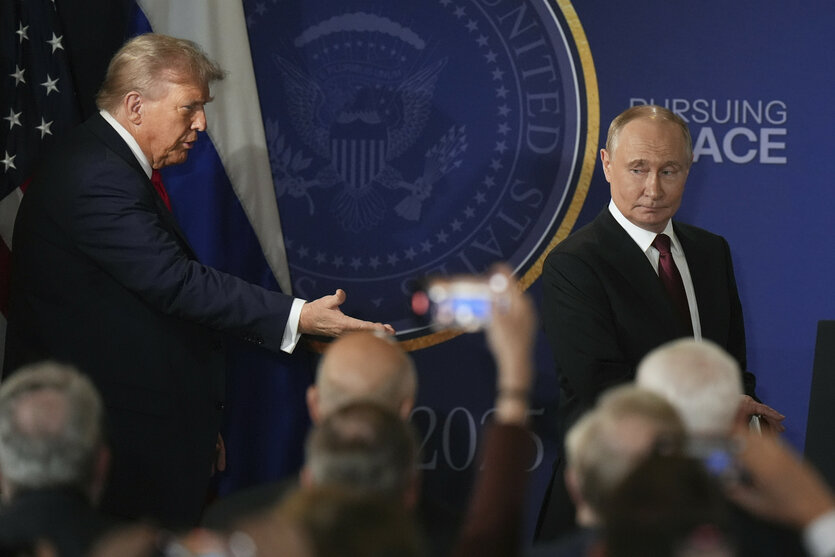 US-Präsident Donald Trump (l) und der russische Präsident Wladimir Putin kommen zu einer gemeinsamen Pressekonferenz auf der Joint Base Elmendorf-Richardson, Alaska