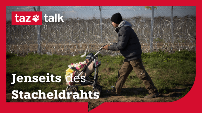 Das Bild zeigt einen warmgekleideten Menschen, der entlang eines Stacheldrahtzauns läuft und einen Kinderwagen schiebt, in dem ein Kind sitzt.