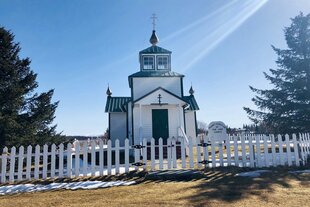 Eine Kirche, auf die ein Sonnenstrahl fällt in Ninilchik in Alaska