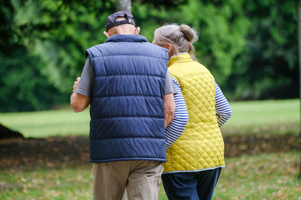 Zwei ältere Personen in einem Park