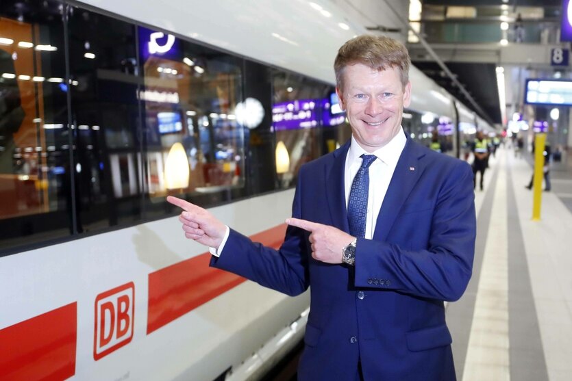Ex-Bahnchef Richard Lutz zeigt auf einen ICE