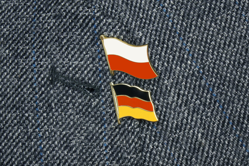 Fahnensticker Deutschland/ Polen am Rever eines Sakkos