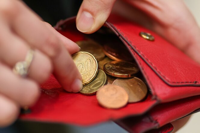 Geldmünzen in einem roten Portmonnaie