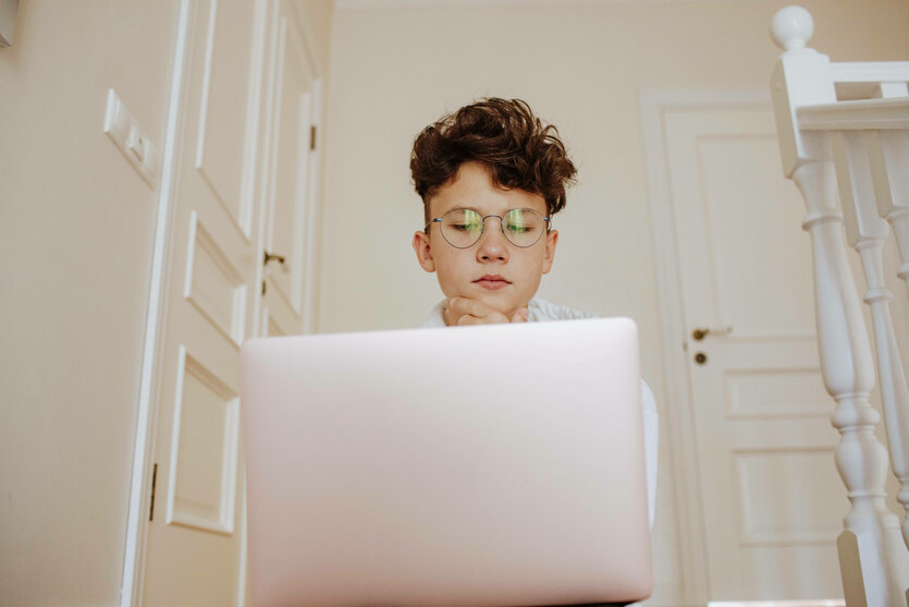 Ein Teenager sitzt vor einem Laptop