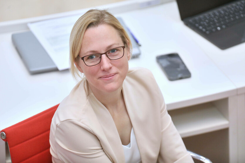 Eine Frau mit Brille lächelt