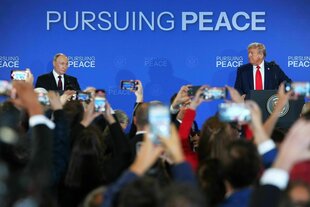 Puton und Trump mit einigen Meter Abstand hinter hochgehaltenen Kameras
