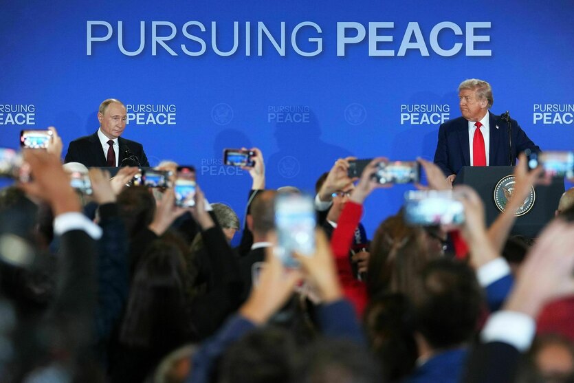 Puton und Trump mit einigen Meter Abstand hinter hochgehaltenen Kameras