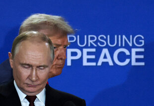 Wladimir Putin und Donald Trump vor dem Spruch "Pusuing Peace"