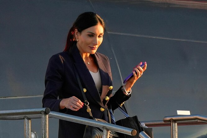 Laura Loomer hält eine Rede