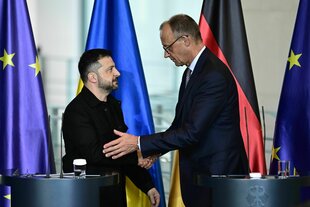 Merz schütelt Selenskyj die Hand