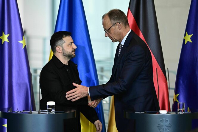 Merz schütelt Selenskyj die Hand