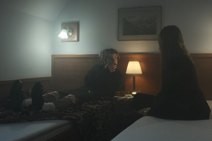 Alex Freiheit und Aleksandra Słyż in einem dämmrigen Schlafzimmer
