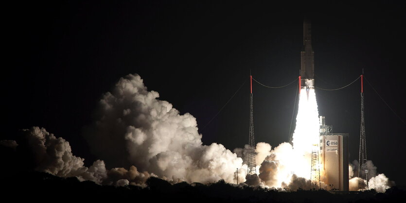 Eine Raketenstart erhellt die Nacht mit einer Wolke aus Feuer und Rauch