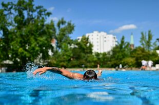Ein Mann schwimmt im Prinzenbad.
