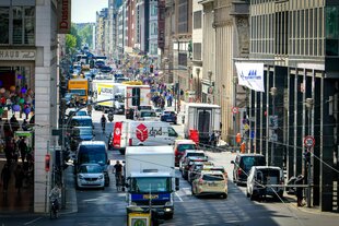 Die Friedrichsstraße voller Autos