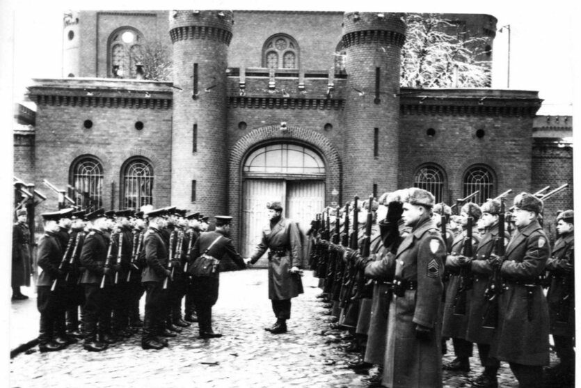 Soldaten bei der Wachablösung im Festungsgefängnis.
