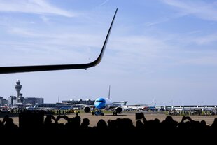 Ein Airbus der KLM-Airline auf dem Amsterdamer Flughafen Schiphol