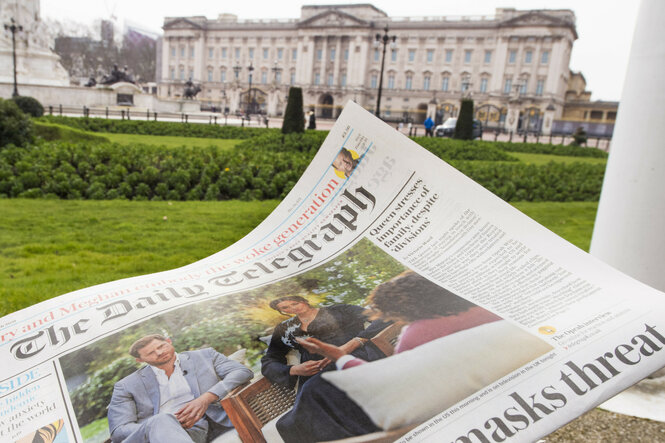 Zeitung auf Wiese