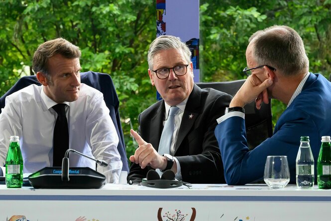 Emmanuel Macron, Keir Starmer und Friedrich Merz an einem Tisch