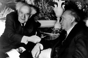 Die Politiker David Ben-Gurion aus Israel und Konrad Adenauer aus Deutschland sitzen an einem Tisch