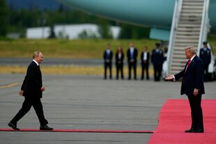 Wladimir Putin kommt auf einem roten Teppich US Präsident Donald Trump entgegen gelaufen