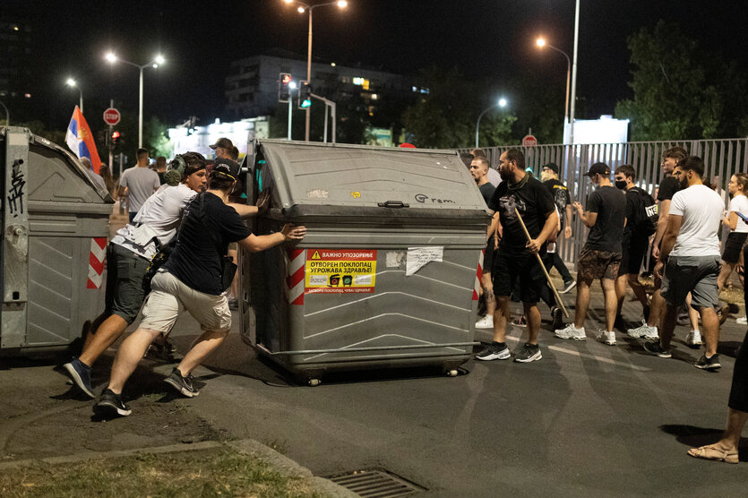 Demonstranten in Belgrad errichten Barrikaden