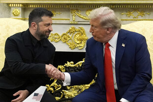 Trump und Selenskyj schütteln Hände