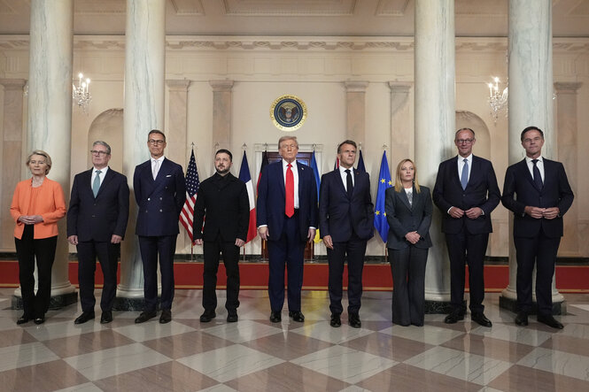 Ursula von der Leyen (l-r), Präsidentin der Europäischen Kommission, Keir Starmer, Premierminister von Großbritannien, Alexander Stubb, Präsident von Finnland, Wolodymyr Selenskyj, Präsident der Ukraine, US-Präsident Donald Trump, Emmanuel Macron, Präsident von Frankreich, Giorgia Meloni, Ministerpräsidentin von Italien, Bundeskanzler Friedrich Merz (CDU) und NATO-Generalsekretär Mark Rutte stellen sich für ein Gruppenfoto im großen Foyer des Weißen Hauses auf.