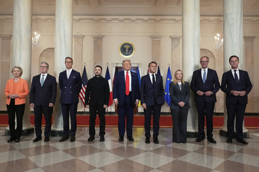 Ursula von der Leyen (l-r), Präsidentin der Europäischen Kommission, Keir Starmer, Premierminister von Großbritannien, Alexander Stubb, Präsident von Finnland, Wolodymyr Selenskyj, Präsident der Ukraine, US-Präsident Donald Trump, Emmanuel Macron, Präsident von Frankreich, Giorgia Meloni, Ministerpräsidentin von Italien, Bundeskanzler Friedrich Merz (CDU) und NATO-Generalsekretär Mark Rutte stellen sich für ein Gruppenfoto im großen Foyer des Weißen Hauses auf.