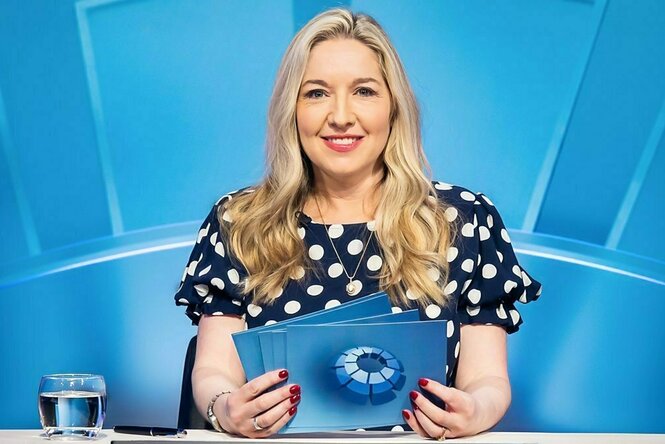 Blonde Frau vor einem blauen Hintergrund