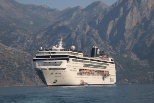 Das Kreuzfahrtschiff MSC Armonia vor Mykonos.