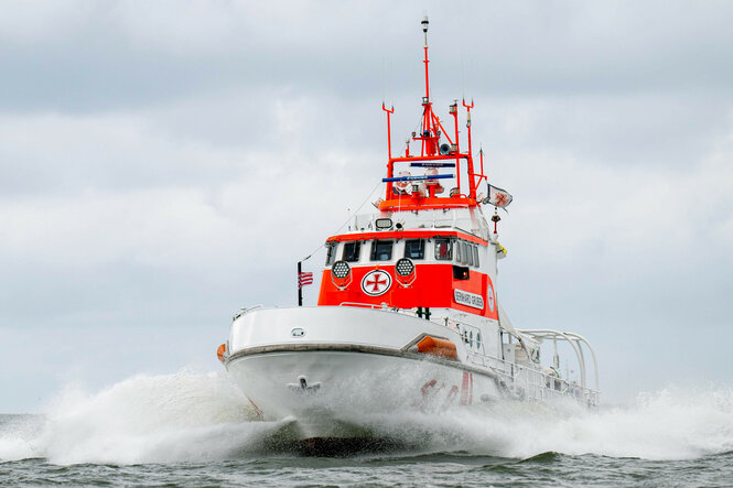 Seenotrettungskreuzer Bernhard Gruben im Meer