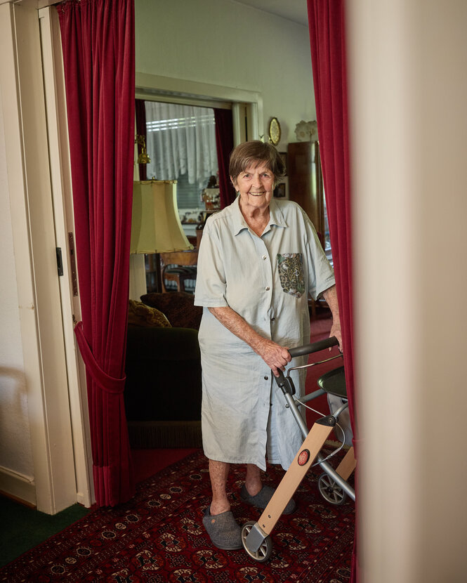 Porträt von Annemarie Streit in ihrer Wohnung.
