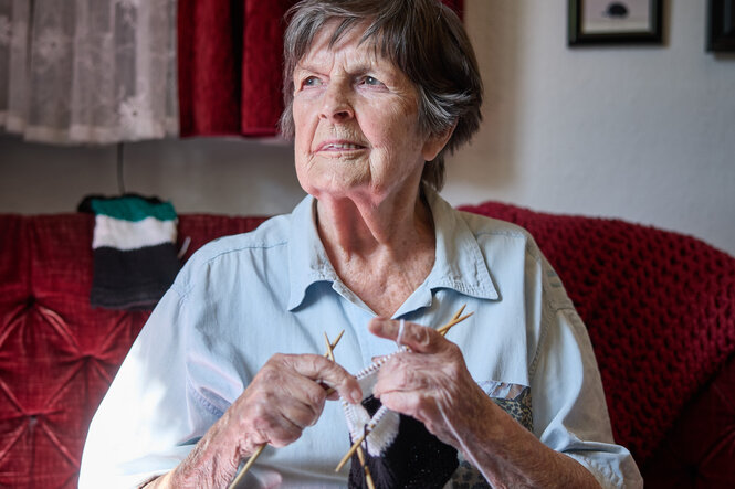 Porträt von Annemarie Streit beim Stricken.