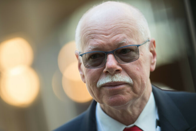 Ulrich Mäurer mit Sonnenbrille