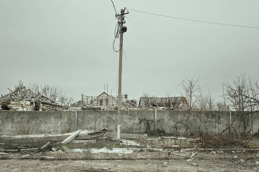 Zerstörtee Haus in der ukrainischen stadt Snihurniwka