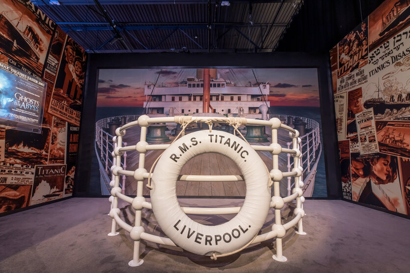Nachgebaute Spitze des Decks der "Titanic" in einer Ausstellung